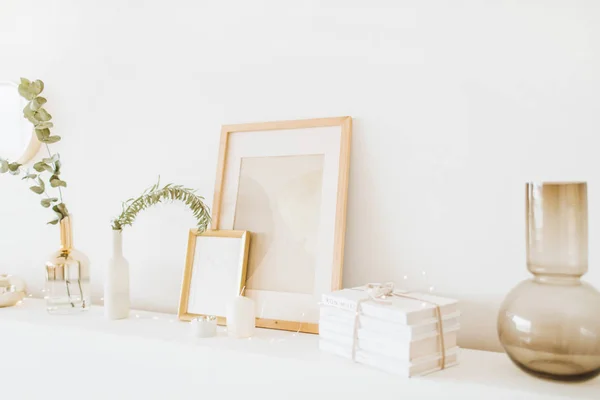 白いテーブル フォト フレーム ギフト用の箱 ユーカリ白い壁で飾られています モダンなインテリア デザインのコンセプト — ストック写真