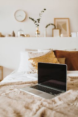 Sakin ol, yatakta yastık ile dizüstü bilgisayar ile chill. Daire iç tasarım konsepti.