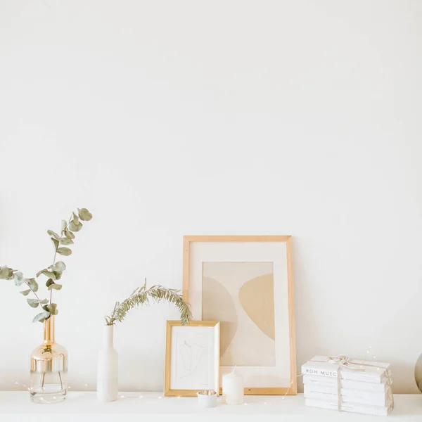 Samenstelling Van Ingerichte Interieur Fotolijstjes Eucalyptus Tak Vaas Witte Tafel — Stockfoto