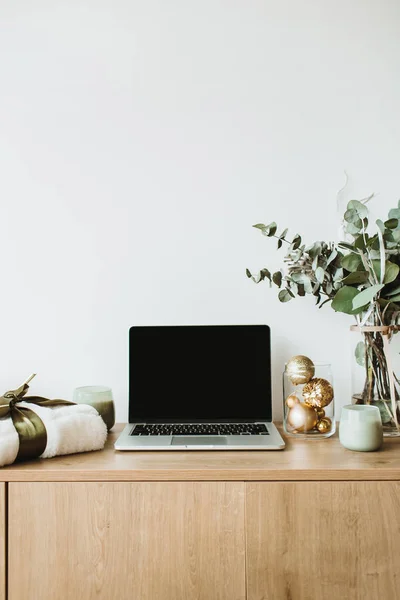 Blogger Pekerja Lepas Meja Kantor Rumah Laptop Dengan Layar Tiruan — Stok Foto