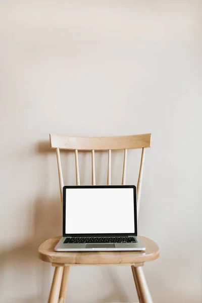 Portátil Con Pantalla Simulacro Silla Madera Sobre Fondo Beige Pastel — Foto de Stock