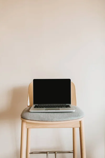 Ordenador Portátil Con Pantalla Simulada Silla Madera Sobre Fondo Beige — Foto de Stock