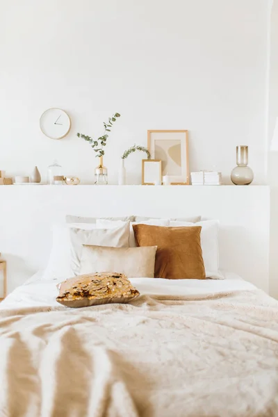 Conceito Design Interiores Moderno Quarto Bege Brilhante Dourado Com Cama — Fotografia de Stock