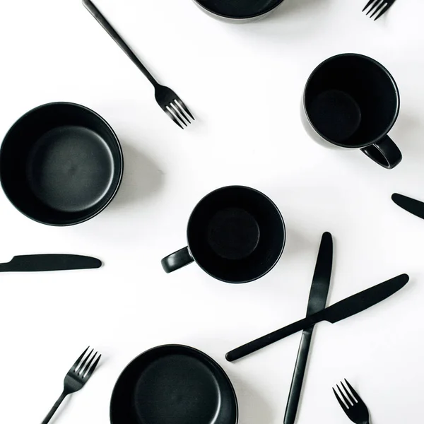 Schwarzes Trendiges Geschirr Gabeln Messer Tassen Schalen Auf Weißem Hintergrund — Stockfoto