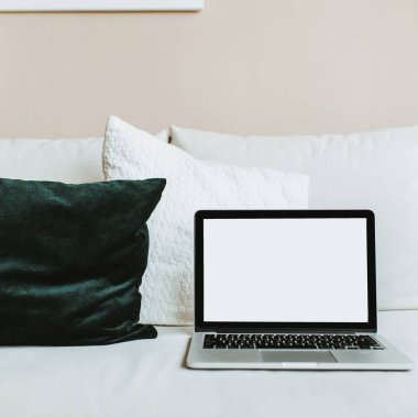 Parlak ev ofis resepsiyon çalışma alanıyla ekran kopya alanı dizüstü kadar sahte. İskandinav modern en az iç tasarım konsepti. Yatak yastık ile bilgisayarda.