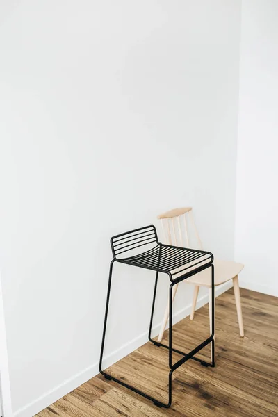 Μαύρο Σκαμπω Μεταλλικο Ξύλινη Καρέκλα Λευκό Τοίχο Μοντέρνα Έπιπλα Σκανδιναβική — Φωτογραφία Αρχείου