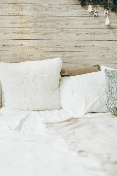 在木墙上配有白色枕头和床罩的床 现代卧室的室内设计 — 图库照片