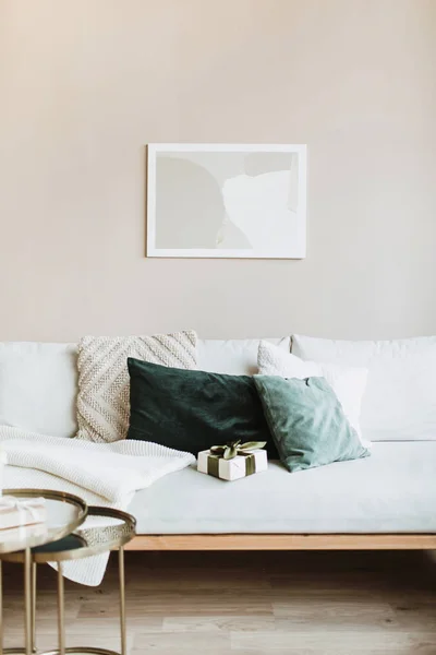 Modern Tasarım Konsepti Pastel Bej Duvar Kanepe Yastık Hediye Kutusu — Stok fotoğraf
