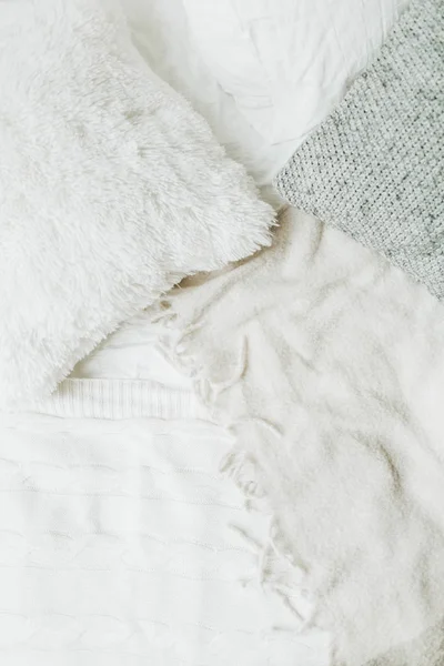 Мех Вязаные Подушки Белом Покрывале Клетчатой Концепция Расслабления Охлаждения — стоковое фото