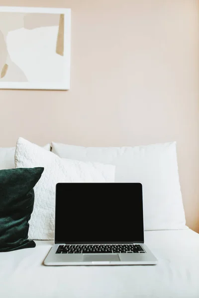 Мінімальна Робоча Площа Домашнього Офісу Ноутбук Глузуванням Екрані Ліжку Подушками — стокове фото
