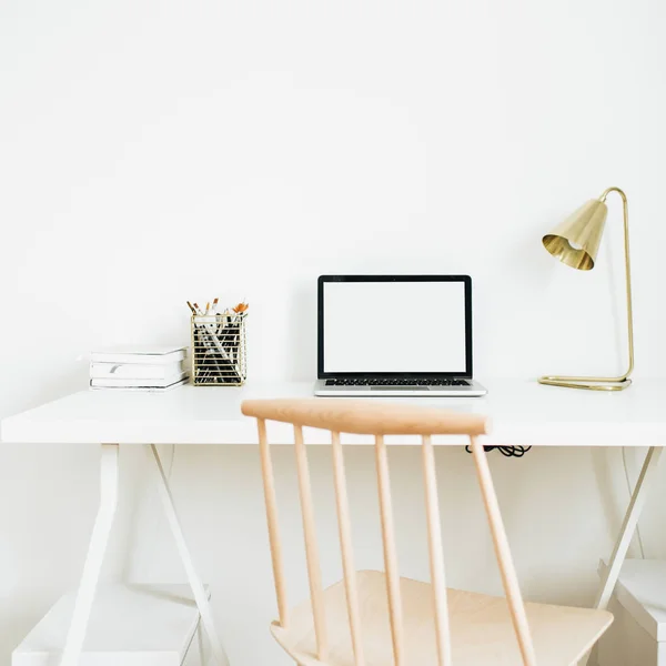 Espacio Trabajo Del Escritorio Oficina Ordenador Portátil Con Pantalla Blanco —  Fotos de Stock