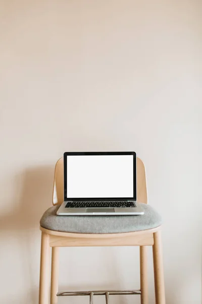 Laptop Mit Bildschirm Attrappe Auf Holzstuhl Auf Pastellbeigem Hintergrund Blog — Stockfoto