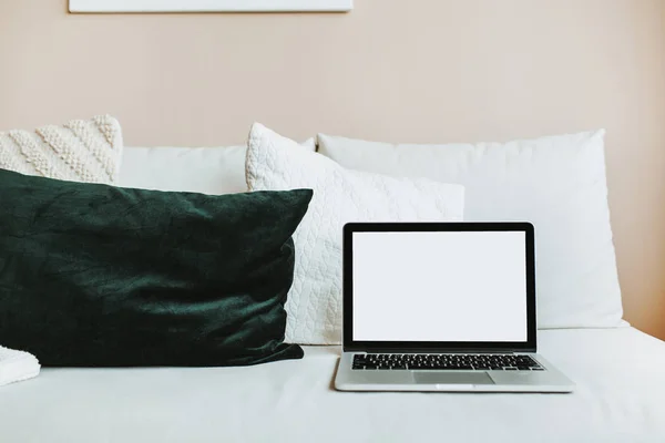 노트북을 모의로 오피스 노르딕 최소한의 인테리어 디자인 이다입니다 베개와 침대에 — 스톡 사진
