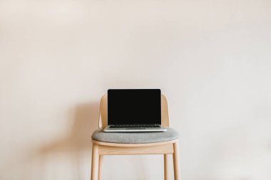 Dizüstü bilgisayar ekranı bej renkli arka plan üzerinde boş sahte ile. Önden Görünüm kahraman üstbilgi şablonu.