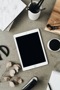 Düz kadar sahte kopya alanı ekranlı tablet yatıyordu. Okaliptüs, ahşap levha ve ileti örneği ile dekore edilmiş üstten görünüm ev ofis Resepsiyon çalışma alanı.