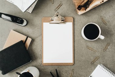 Düz Pano kopya alanı boş sahte ile yatıyordu. Üstten görünüm ev ofis resepsiyon çalışma alanı ahşap tahta, kahve, dizüstü bilgisayar ve Kırtasiye ile dekore edilmiştir. Sosyal Medya / blog / web sitesi mockup kavramı.