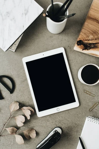 Flache Lage Des Tablets Mit Kopierplatz Bildschirm Attrappe Auf Arbeitsbereich — Stockfoto