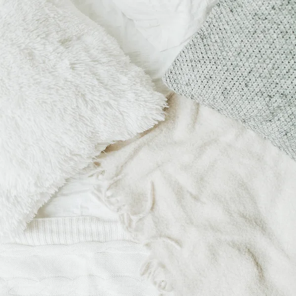 Pelz Und Gestrickte Kissen Auf Weißem Bettbezug Und Karo Relax — Stockfoto