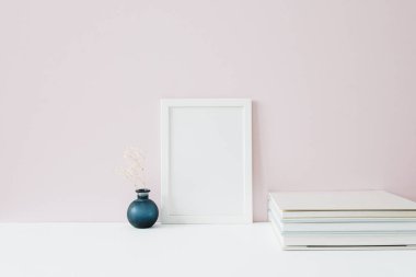 Pembe arka plan üzerinde boş alan içeren fotoğraf çerçevesiyle alay edin. Ön görünüm minimalist blog, web sitesi, sosyal medya kahraman başlık.