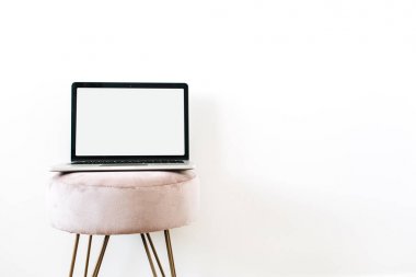 Beyaz arka plan üzerinde şık dışkı üzerinde alan mockup ekran dizüstü kopyalayın. Minimalist blog, web sitesi, sosyal medya kahraman başlık.