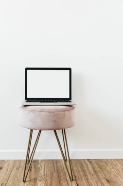 Beyaz arka plan üzerinde şık dışkı üzerinde boş mockup ekran dizüstü ön görünümü. Blog, web sitesi, sosyal medya kahraman başlık.