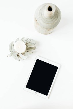 Beyaz arka planda tablet. Düz lay, üst görünüm modern minimal blog kopya alanı şablonu kadar mock.