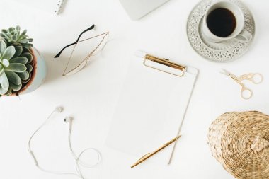 Düz yatıyordu, üst görünüm ev ofis masası çalışma alanı pano, kahve, lezzetli, beyaz arka plan üzerinde kırtasiye ile. Blog, sosyal medya, web sitesi kahraman başlık kopya alanı şablon kadar mock.