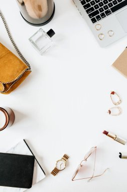 Yuvarlak çerçeve boş kopya alanı mockup. Dizüstü bilgisayar, beyaz arka plan aksesuarları ile kadınsı modern tarz ev ofis masası çalışma alanı. Düz yatıyordu, üstten bak. Moda güzellik blog minimal kahraman başlık. Kız patron kavramı.