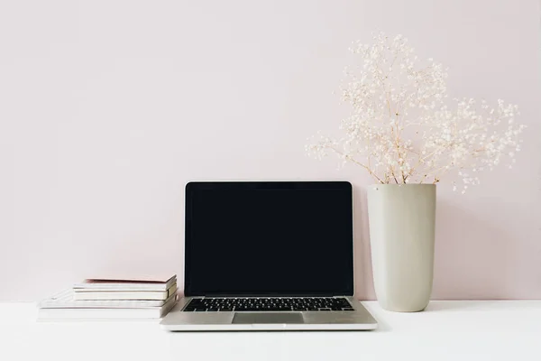Laptop Bloemen Boeket Roze Achtergrond Vooraanzicht Minimale Moderne Home Office — Stockfoto