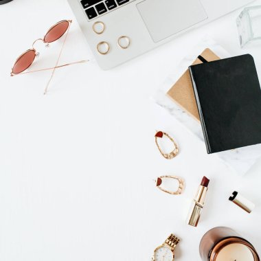 Dizüstü bilgisayarlı ev ofis masası çalışma alanı, beyaz arka plan daki aksesuarlar. Düz yatıyordu, üstten bak. Moda konsepti.