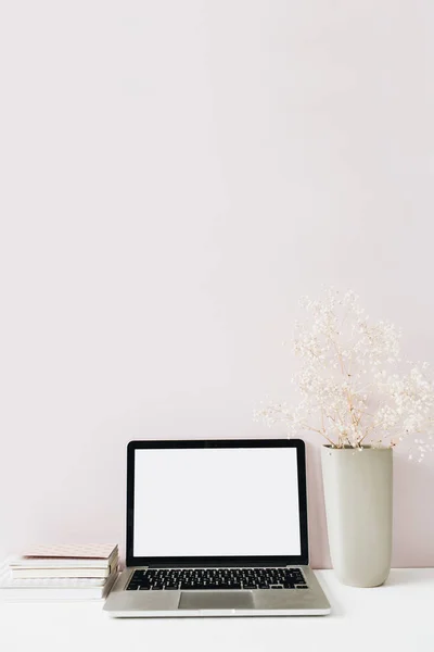 Laptop Kwiaty Bukiet Różowym Tle Widok Przodu Minimalny Nowoczesny Dom — Zdjęcie stockowe