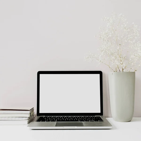 Espaço Trabalho Mesa Escritório Casa Minimalista Com Laptop Buquê Flores — Fotografia de Stock