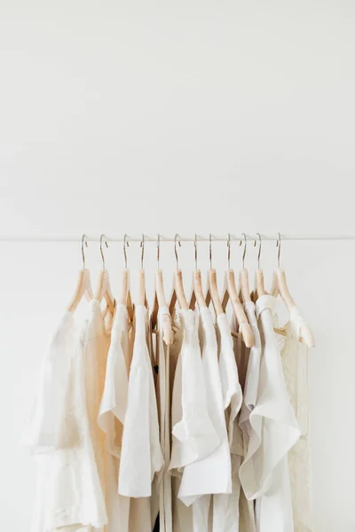 Roupas Femininas Cabide Composição Moda Mínima Fundo Branco Conceito Estilo — Fotografia de Stock