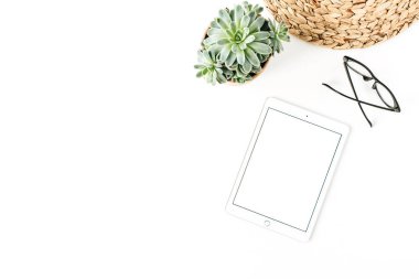 Boş kopya alanı mockup ekran tablet, gözlük, beyaz arka plan üzerinde sulu minimalist ev ofis masası. Düz yatıyordu, üst görünüm yaşam tarzı blog kahraman başlık şablonu.