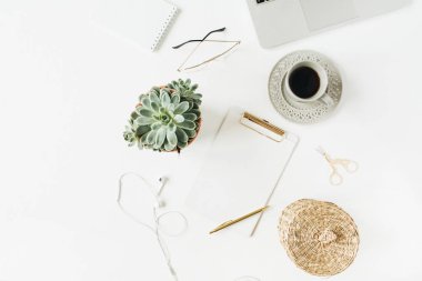 Boş kopyalama alanı ile Home ofis masası çalışma alanı pano, dizüstü bilgisayar, kulaklık, gözlük, beyaz arka plan üzerinde sulu kadar alay. Düz lay, üst görünüm modern minimalist blog şablonu.