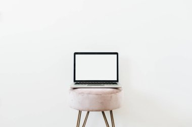 Laptop taburede. Beyaz arka planda alan maket şablonu kopyalayın. Minimalist blog, web sitesi, sosyal medya kahraman başlık şablonu.