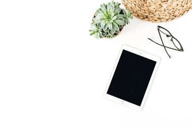 Boş kopya alanı mockup ekran tablet, gözlük, beyaz arka plan üzerinde sulu minimalist ev ofis masası. Düz yatıyordu, üst görünüm yaşam tarzı blog kahraman başlık şablonu.