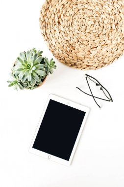 Boş kopya alanı mockup ekran tablet, gözlük, beyaz arka plan üzerinde sulu minimalist ev ofis masası. Düz lay, üst görünüm yaşam tarzı blog şablonu.