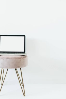 Beyaz arka plan üzerinde şık dışkı üzerinde alan mockup ekran dizüstü kopyalayın. Minimalist blog, web sitesi, sosyal medya kahraman başlık.