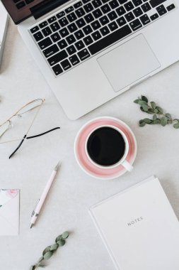 Dizüstü bilgisayar, kahve, dizüstü bilgisayar, okaliptüs, zarf ile Home ofis masası çalışma alanı. Düz lay, üst görünüm blog / web sitesi arka plan.
