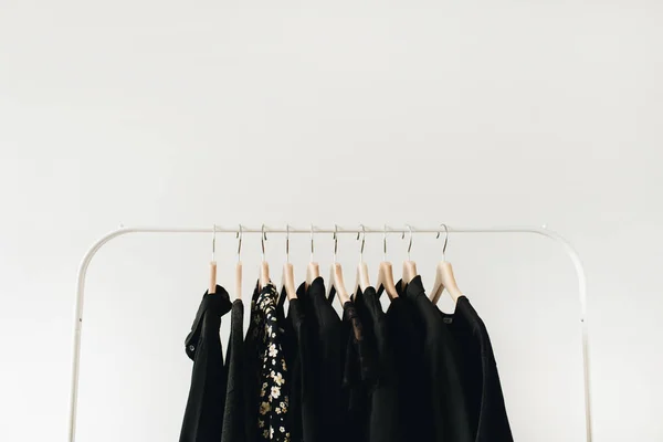 Minimalistyczna Koncepcja Odzieży Mody Czarne Damskie Bluzki Koszulki Wieszaku Białym — Zdjęcie stockowe