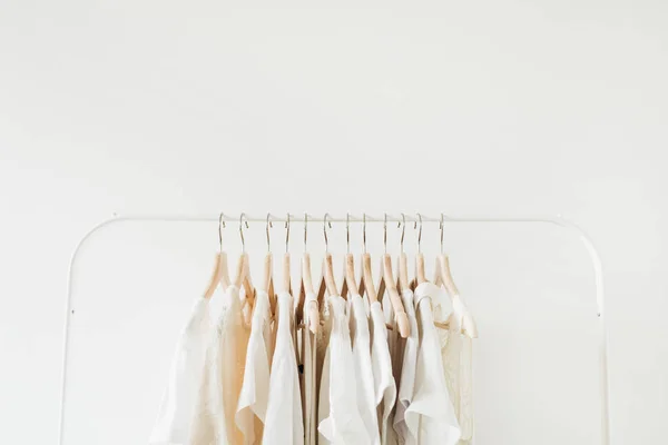 Vêtements Féminins Sur Cintre Composition Mode Minimale Sur Fond Blanc — Photo