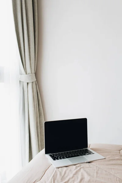 Ноутбук Ліжку Мінімальна Концепція Дизайну Інтер Єру Фрілансерський Бізнес Домашніх — стокове фото