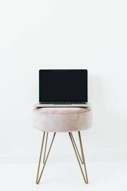 Beyaz arka plan üzerinde şık dışkı üzerinde boş mockup ekran dizüstü ön görünümü. Blog, web sitesi, sosyal medya kahraman başlık.
