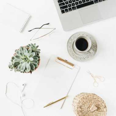 Düz yatıyordu, üst görünüm ev ofis masası çalışma alanı pano, dizüstü bilgisayar, kahve, beyaz arka plan üzerinde kırtasiye ile. Blog, sosyal medya, web sitesi kahraman başlık kopya alanı şablon kadar mock.