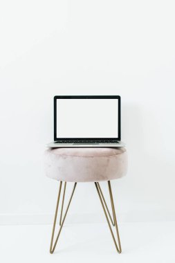 Beyaz arka plan üzerinde şık dışkı üzerinde boş mockup ekran dizüstü ön görünümü. Blog, web sitesi, sosyal medya kahraman başlık.