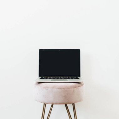 Laptop taburede. Beyaz arka planda alan maket şablonu kopyalayın. Minimalist blog, web sitesi, sosyal medya kahraman başlık şablonu.