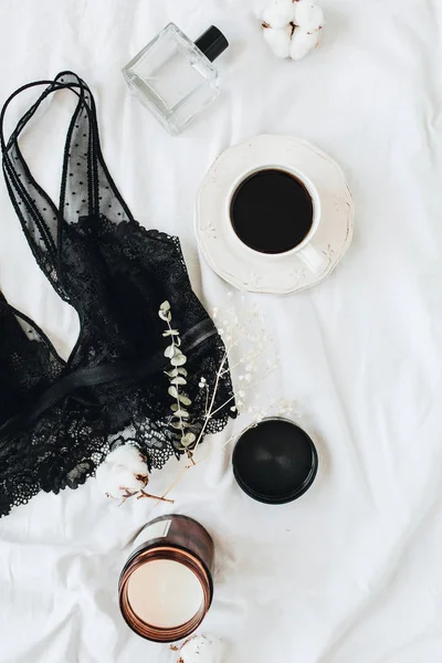 Mode Trendige Unterwäsche Zusammensetzung Parfüm Kaffee Baumwolle Auf Weißem Leinen — Stockfoto