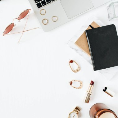 Dizüstü bilgisayarlı ev ofis masası çalışma alanı, beyaz arka plan daki aksesuarlar. Düz yatıyordu, üstten bak. Moda konsepti.