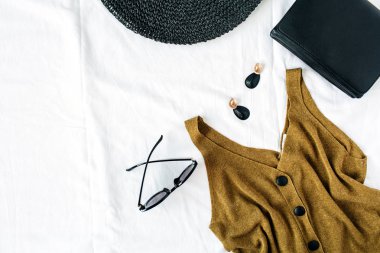 Şapka, bluz, küpe, çanta, beyaz arka plan üzerinde güneş gözlüğü ile Kadınsı yaz moda kompozisyon. Düz yatıyordu, üst görünüm minimalist giysi kolaj. Kadın moda blog, sosyal medya, web sitesi kahraman kahraman başlık.